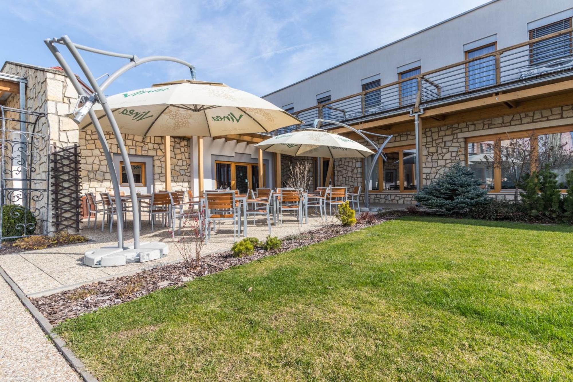 Hotel Kravi Hora Boretice Exterior photo
